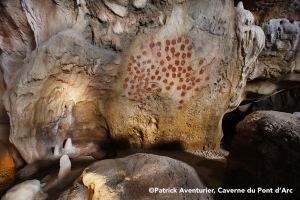 Oeuvre-aux-points-paumes--Patrick-Aventurier---Caverne-du-pont-darc